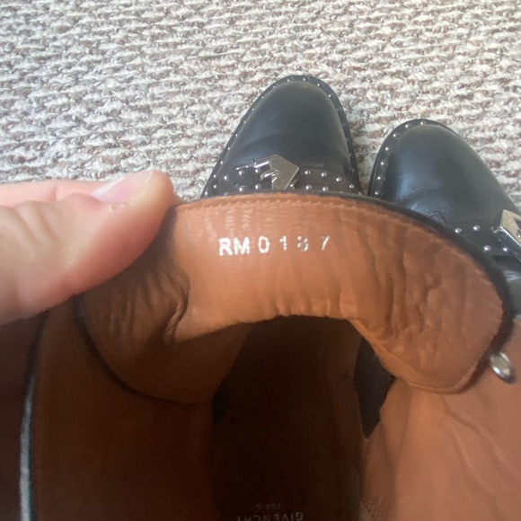 GIVENCHY Elegant studded leather ankle boots - Picture 7 of 9